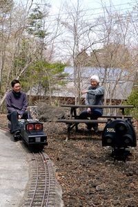 蒸気機関車は人を乗せて走るし、石炭を焚けば煙も出る本格的なもの/></td><td width=